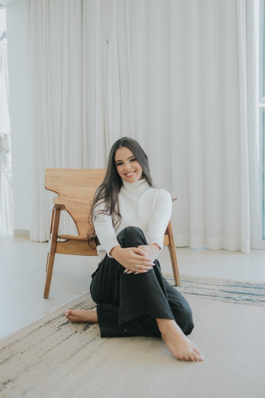 Gabrielle Mayrink em ambiente residencial luminoso